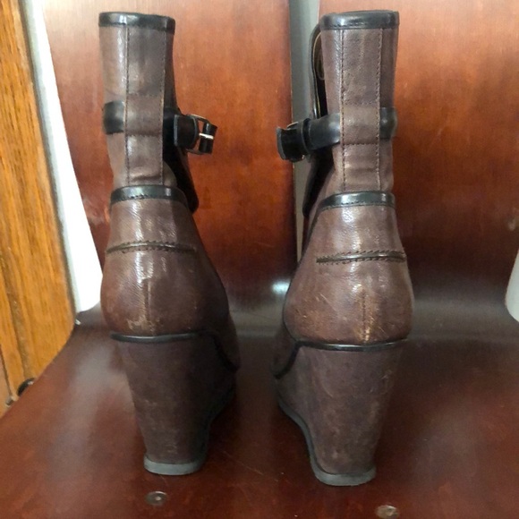 Balenciaga Stylish Brown Wedge Ankle Boots - Picture 7 of 10